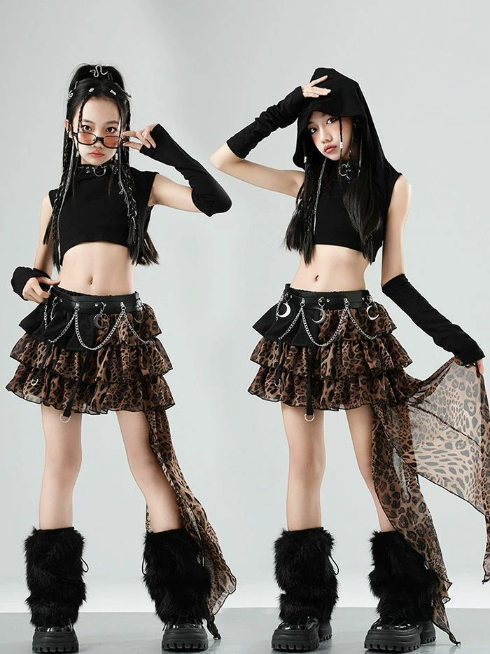 BorderColor="#FFFFFF"> 商品 ダンス衣装 商品 3点セット：トップス+スカート+手袋 4点セット：3点セット+レッグウォーマー 5点セット：4点セット+ウエストベルト 素材 ポリエステル サイズ 身長により、サイズをご選択ください。 ■ご購入前に必ずお読みください 【色?サイズについて】 ?寸法はスタッフが商品を平置きにし、外側から採寸したサイズです。 メジャーでの採寸のため、多少の誤差がある場合がございますがご了承ください 。 ?商品写真はできる限り実物の色に近づけるよう徹底しておりますが、 お使いのモニター設定、お部屋の照明等により実際の商品と色味が異なる場合がございます。 【商品について】 ?生地を織る際に糸の継ぎ目や多少のほつれ等が生じる場合がございますが品質上の問題はございませんのでご了承ください。 ?生地のカッティングにより画像と異なる場合がございます。 同商品、同色におきましても色(染料)やロットによって伸縮性?伸び率、裁断上ずれなどが生じてしまう現象があります。 【商品の取扱いについて】 ?お手元に届いた商品は必ず袋から取り出し、なるべく密閉は避け風通しの良い場所で保管して頂くようお願い致します。 ?漂白剤のご使用はお避けください。 ?商品によってはシワが付きやすく、畳みジワ、折りジワなどが強く出る場合がございます。 ?生地の特性上、匂いが強く感じられるものもございます。数日のご使用や陰干しなどでほとんど感じられなくなります。 【◆ ご了承いただきたいこと◆】 商品によっては、メーカー終売（廃盤）や欠品等により、ご希望の商品をご用意できない場合、 またはお届けが遅れる場合がございます。 その際、当方よりメールにてご連絡を差し上げま すが、あらかじめご了承下さいますようお願い致します。 　以上を、ご了承の上お買い求め下さいませ。商品 ダンス衣装 商品 3点セット：トップス+スカート+手袋 4点セット：3点セット+レッグウォーマー 5点セット：4点セット+ウエストベルト 素材 ポリエステル サイズ 身長により、サイズをご選択ください。 ■ご購入前に必ずお読みください 【色?サイズについて】 ?寸法はスタッフが商品を平置きにし、外側から採寸したサイズです。 メジャーでの採寸のため、多少の誤差がある場合がございますがご了承ください 。 ?商品写真はできる限り実物の色に近づけるよう徹底しておりますが、 お使いのモニター設定、お部屋の照明等により実際の商品と色味が異なる場合がございます。 【商品について】 ?生地を織る際に糸の継ぎ目や多少のほつれ等が生じる場合がございますが品質上の問題はございませんのでご了承ください。 ?生地のカッティングにより画像と異なる場合がございます。 同商品、同色におきましても色(染料)やロットによって伸縮性?伸び率、裁断上ずれなどが生じてしまう現象があります。 【商品の取扱いについて】 ?お手元に届いた商品は必ず袋から取り出し、なるべく密閉は避け風通しの良い場所で保管して頂くようお願い致します。 ?漂白剤のご使用はお避けください。 ?商品によってはシワが付きやすく、畳みジワ、折りジワなどが強く出る場合がございます。 ?生地の特性上、匂いが強く感じられるものもございます。数日のご使用や陰干しなどでほとんど感じられなくなります。 【◆ ご了承いただきたいこと◆】 商品によっては、メーカー終売（廃盤）や欠品等により、ご希望の商品をご用意できない場合、 またはお届けが遅れる場合がございます。 その際、当方よりメールにてご連絡を差し上げま すが、あらかじめご了承下さいますようお願い致します。 　以上を、ご了承の上お買い求め下さいませ。