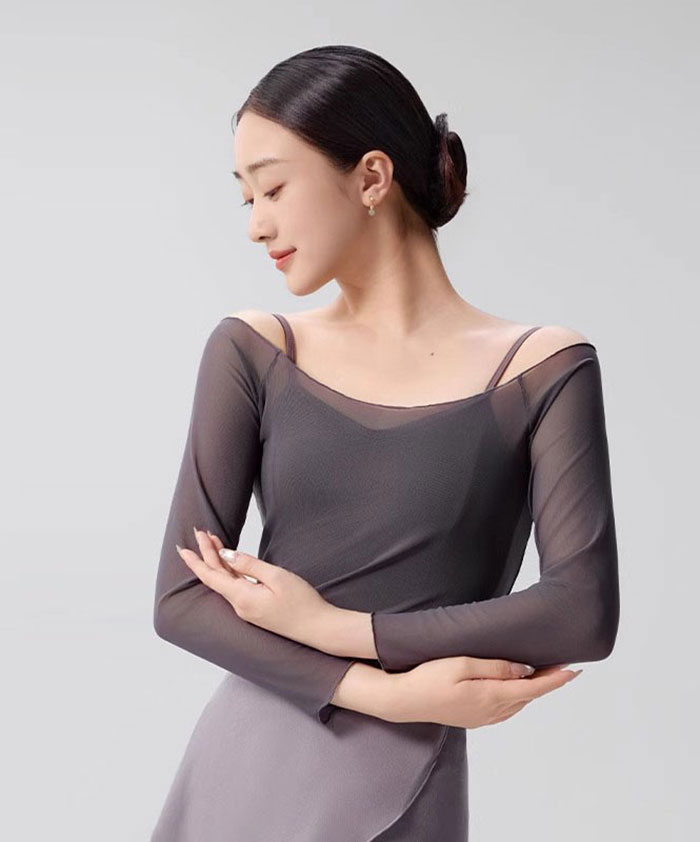 BorderColor="#FFFFFF"> 商品 バレエ用品 商品内容 トップス単品 素材 ポリエステル サイズ M バスト76cm 着丈50cm 袖丈50cm L バスト80cm 着丈52cm 袖丈51cm XL バスト84cm 着丈53cm 袖丈52cm ■ご購入前に必ずお読みください 【色?サイズについて】 ?寸法はスタッフが商品を平置きにし、外側から採寸したサイズです。 メジャーでの採寸のため、多少の誤差がある場合がございますがご了承ください 。 ?商品写真はできる限り実物の色に近づけるよう徹底しておりますが、 お使いのモニター設定、お部屋の照明等により実際の商品と色味が異なる場合がございます。 【商品について】 ?生地を織る際に糸の継ぎ目や多少のほつれ等が生じる場合がございますが品質上の問題はございませんのでご了承ください。 ?生地のカッティングにより画像と異なる場合がございます。 同商品、同色におきましても色(染料)やロットによって伸縮性?伸び率、裁断上ずれなどが生じてしまう現象があります。 【商品の取扱いについて】 ?お手元に届いた商品は必ず袋から取り出し、なるべく密閉は避け風通しの良い場所で保管して頂くようお願い致します。 ?漂白剤のご使用はお避けください。 ?商品によってはシワが付きやすく、畳みジワ、折りジワなどが強く出る場合がございます。 ?生地の特性上、匂いが強く感じられるものもございます。数日のご使用や陰干しなどでほとんど感じられなくなります。 【◆ ご了承いただきたいこと◆】 商品によっては、メーカー終売（廃盤）や欠品等により、ご希望の商品をご用意できない場合、 またはお届けが遅れる場合がございます。 その際、当方よりメールにてご連絡を差し上げま すが、あらかじめご了承下さいますようお願い致します。 　以上を、ご了承の上お買い求め下さいませ。商品 バレエ用品 商品内容 トップス単品 素材 ポリエステル サイズ M バスト76cm 着丈50cm 袖丈50cm L バスト80cm 着丈52cm 袖丈51cm XL バスト84cm 着丈53cm 袖丈52cm ■ご購入前に必ずお読みください 【色?サイズについて】 ?寸法はスタッフが商品を平置きにし、外側から採寸したサイズです。 メジャーでの採寸のため、多少の誤差がある場合がございますがご了承ください 。 ?商品写真はできる限り実物の色に近づけるよう徹底しておりますが、 お使いのモニター設定、お部屋の照明等により実際の商品と色味が異なる場合がございます。 【商品について】 ?生地を織る際に糸の継ぎ目や多少のほつれ等が生じる場合がございますが品質上の問題はございませんのでご了承ください。 ?生地のカッティングにより画像と異なる場合がございます。 同商品、同色におきましても色(染料)やロットによって伸縮性?伸び率、裁断上ずれなどが生じてしまう現象があります。 【商品の取扱いについて】 ?お手元に届いた商品は必ず袋から取り出し、なるべく密閉は避け風通しの良い場所で保管して頂くようお願い致します。 ?漂白剤のご使用はお避けください。 ?商品によってはシワが付きやすく、畳みジワ、折りジワなどが強く出る場合がございます。 ?生地の特性上、匂いが強く感じられるものもございます。数日のご使用や陰干しなどでほとんど感じられなくなります。 【◆ ご了承いただきたいこと◆】 商品によっては、メーカー終売（廃盤）や欠品等により、ご希望の商品をご用意できない場合、 またはお届けが遅れる場合がございます。 その際、当方よりメールにてご連絡を差し上げま すが、あらかじめご了承下さいますようお願い致します。 　以上を、ご了承の上お買い求め下さいませ。