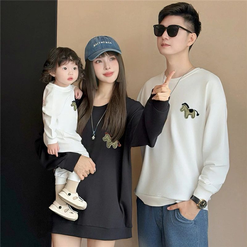 関連キーワード：親子 ペアルック 親子ペアルック トレーナー 春服 親子ペア 長袖 コーデ 春 家族 お揃い 大人 子供 男の子 女の子 キッズ ママへ パパへ 母の日 父の日 こどもの日 秋 運動会 おしゃれ おもしろ 観光 遠足親子ペア パパ ママ カップル シャツ ペアカップル親子 カップルお揃い 服 プレゼント親子 親子お揃い メンズ レディース ユニセックス おそろい親子服 兄弟お揃い 姉妹お揃い プレゼント ギフト お揃い服 裏起毛 赤ちゃん 娘 出産祝い 誕生日 リンクコーデ ペア セット 双子 おそろい 兄弟 姉妹 韓国子供服 こども ベビー服 冬 秋冬 パーカー 裏起毛あり 裏起毛なし 親子コーデ トップス 親子お揃い服 親子ペアー ふわふわ あったかい 子ども 子供服 80 90 100 110 120 130 S クリスマス ベアー 親子リンクコーデ 韓国 子ども服 旅行 100cm 110cm 120cm 130cm 140cm 150cm S-3XLサイズ ロンパース 息子 ベビー 写真 ロンT プリント カバーオール Tシャツ ティシャツ ティーシャツ 長袖tシャツ ロンティー 白 キャンプフリー ペアtシャツ ロング 長そで ジュニア つなぎ コットンtシャツ ロゴTシャツ お祝い 贈り物 中学生 150 送料無料 商品詳細 商品特徴 ●家族の絆を彩るおしゃれな親子ペアルック 親子でお揃いのトレーナーは、カジュアルでおしゃれなデザインが魅力。家族旅行や運動会、記念撮影で、センスの良いコーディネートを楽しめます。家族みんなで着れば、笑顔と幸せ感あふれる特別な時間が生まれます。 ●赤ちゃんから大人まで楽しめる豊富なサイズ展開 ベビーからパパ・ママまで、幅広いサイズをご用意。性別や年齢を問わず、家族全員でお揃いのコーデが叶います。「パパと息子」「ママと娘」など、さまざまな組み合わせで家族の絆を深める一着です。 ●快適な着心地で、アクティブもリラックスも 柔らかくゆったりとした素材で、子供の元気な動きを妨げず、大人もリラックスして過ごせます。公園での遊び時間から家でのくつろぎタイムまで、どんなシーンにも寄り添う快適なデザインです。 ●特別なギフトで、家族の思い出をプレゼント 誕生日やクリスマスなど、大切な日の贈り物に最適。お揃いのトレーナーは、家族やパートナーへの感謝の気持ちを伝える心温まるギフトとして、記念に残る喜びを届けます。 ●春から冬まで活躍する3シーズン対応の万能アイテム 春・秋は一枚で、冬は重ね着で暖かく、季節を問わず長く着られるトレーナー。家族みんなのワードローブに欠かせない、着回し力抜群のアイテムで、日常を特別な思い出に変えます。 商品内容 ●トレーナー単品 素材感 普通（薄い、やや薄い、普通、やや厚い、厚い） 販売対象 自宅用、ギフト用 【サイズ詳細】 サイズ写真をご参考ください。 サイズについて不明なお客様はお気軽にお問い合わせください。 送料 沖縄以外送料無料、沖縄地方1500円 ラッピング対応 ラッピング袋手配可能。 注意事項 ※表示サイズがある場合、多少の誤差(約1-3cm)が生じる場合がございます。 ※製造上、細かな汚れやシワ糸のほつれが発生する場合がございます。 ※モニターの発色の具合によって実際のものと色が異なる場合が御座います。 ※&nbsp;商品の仕様は、製造元の都合により予告なく変更することがあります。また、突然の欠品等で商品手配の遅れや手配ができない場合がございます ので、ご了承ください。 ※土日祝祭日のご注文およびお問い合わせへの弊社からのご連絡は、翌営業日となります。 ※その他のよくあるご質問。 関連キーワード：親子 ペアルック 裏起毛 トレーナー 赤ちゃん 男の子 女の子 パパ ママ 娘 出産祝い プレゼント ギフト 誕生日 リンクコーデ 親子ペア ペア セット カップル 双子 コーデ お揃い おそろい 兄弟 姉妹 家族 韓国子供服 子供 こども ベビー服 服 長袖 秋 冬 春 秋冬 パーカー 裏起毛あり 裏起毛なし 親子コーデ トップス カップルお揃い 親子お揃い服 キッズ 親子ペアー ふわふわ あったかい 子ども ペア 子供服 80 90 100 110 120 130 S クリスマス 親子ペアルック ベアー 親子リンクコーデ 韓国 子ども服 旅行 100cm 110cm 120cm 130cm 140cm 150cm S-3XLサイズ ロンパース 息子 ベビー 写真 レディース メンズ 大人 ロンT おしゃれ プリント カバーオール Tシャツ ティシャツ ティーシャツ 長袖tシャツ ロンティー 白 キャンプフリー ペアtシャツ ロング 長そで ジュニア つなぎ コットンtシャツ ロゴTシャツ お祝い 贈り物 中学生 150 送料無料 ? メーカー希望小売価格はメーカーカタログに基づいて掲載しています