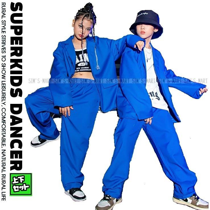 《関連商品》 ●ダンス衣装におすすめバケットハットはこちら！ ●ダンス衣装におすすめ!!カラフルエクステはこちら！ 海外製品について ●海外製品の為、日本製と比べ縫製や糸始末などが甘い場合がございます。検品を行い良品をお届けできるよう努めておりますが、通常の使用に問題ない範囲であれば現地での良品範囲内となり、不良品としての返品・交換には応じかねますので、あらかじめご了承下さい。 ●入荷時期や製造ロットにより色味、質感、仕様などが若干異なる場合がございます。 ●これらの点をご理解のうえ、その分、日本にはないデザイン性や機能性、安価でのお買い物をお楽しみいただければ幸いです。 メールについて ●当店ではご注文を頂いてから必ず翌営業日以内（土・日・祝日はお休み）に【ご注文承諾メール】をお送りさせていただいております。 ●当店からのメールが届かない場合、迷惑メール設定、または携帯の場合はドメイン指定受信拒否設定をされている場合がございます。 お手数ですが、【info@sims-mart.biz】のメールを受信できるよう設定をお願いします。 ●またメールが届かない場合は、受信可能なメールにて【info@sims-mart.biz】までお問合せくださいませ。 ・派手かわいいキッズのダンス衣装【ジャケット+パンツ】の上下セット。 ・原宿系、ストリート系、K-POP系のカッコいいヒップホップダンスファッション!! ・ダンスのチーム衣装におすすめ!!かっこいいステージ衣装に★ ＜素材＞ 【 綿 ポリエステル 】 ※ウエストゴム ※パンツ両サイドポケットあり ●こちらご注文受注後にメーカー発注商品となります。なるべく早くお届けできるよう努めておりますが、発送までにお日にちがかかりますのでご了承ください。（7〜12営業日以内に発送予定（土日祝除く）） お急ぎの場合は予めご使用予定日をご連絡お願いいたします。 ●多枚数、チーム単位でのご注文大歓迎!!! キッズダンス,ヒップホップ,HIPHOP,HIP HOP,K-POP,韓国,ガールズヒップホップ,ダンスコンテスト,ダンス発表会,子供衣装,子供ダンス衣装,子供ダンス服,ダンスウェア,ファッション,セットアップ,上下セット,長袖,スーツ,ダボダボ,ダボパン,かっこいい,カッコいい,おしゃれ,女の子,男の子,ジュニア,レディース,大人,派手,目立つ,120,130,140,150,160,170,180,青,ブルー