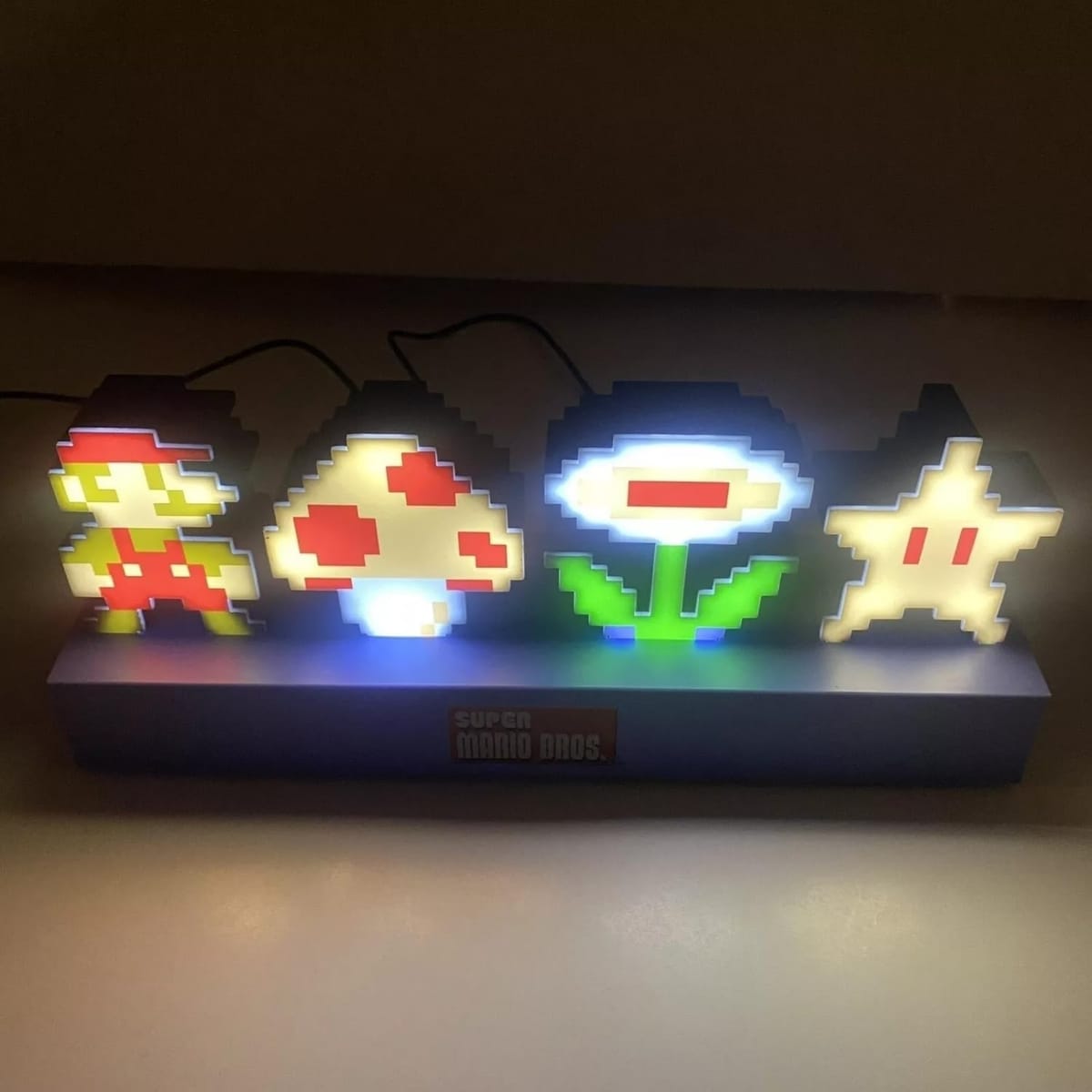 スーパーマリオブラザーズのアイコンライト、サウンドリアクティブモード、装飾ライトアップスーパーマリオフィギュア寝室アクセサリー&装飾。 [2]