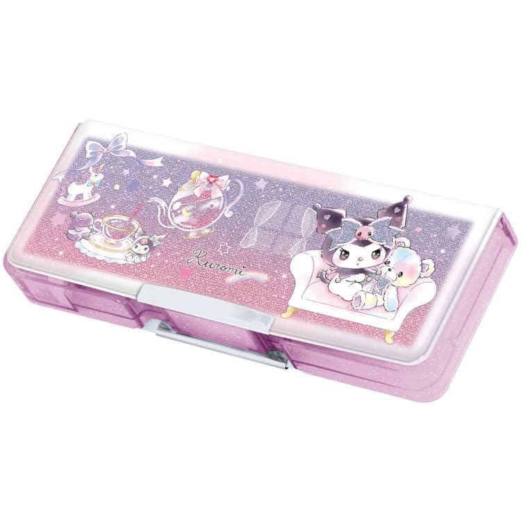 サイズ(約)：W85×H220×D30mm素材：PVC ABS AS PE PP生産国：中国ファンシーなデザインとキラキラのラメ生地がかわいい筆箱が登場！ 両面開きで鉛筆6本とお名前ペンが収納できる大容量のタイプ！ コンパクトタイプなのでランドセルに入れやすい♪ 取り外し可能な鉛筆削りと時間割カード付き◎