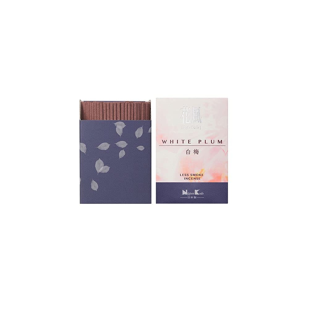 ギフト包装を承ります。ご注文時に決済画面よりご選択ください。優しく香りをはこぶ花の風。それは森の中の感動の出会い。そして光を放つ宝物のようにピュアな香りがやがて花風となり、ひろがってゆきます。緑の森から、野山から、生命の輝きを伝えます。透明な輝きを感じるお線香「花風」。春のきざしを感じる中、花弁いっぱいに満ちた、可憐な白梅の香りが広がります。●スタンド型のパッケージ お仏壇にこのまま置けるコンパクトサイズ。 線香立てのように使える自立型。 白梅の自然な香りのお線香です。森の中の感動の出会いをイメージしたピュアな香りがやさしくはこぶ様に広がってゆきます。緑の森や野山から、生命の輝きを伝え、透明な輝きを感じるお線香「花風」。その香りは、日本伝統の香り(練香)にも古来より使用されており、古くから親しまれてきました。春の野に咲く白梅の透明感をホワイトフローラルの上品な香りに仕上げ、本物のピュアな香りを再現しました。かすかな香りでマイルドな香りがしばし心に残る、環境にやさしいナチュラルなお線香です。「花風 白梅 バラ詰」に比べ、長さが短いタイプなのでちょっとした時間にお線香を炊きたい方にオススメです。 商品の仕様■サイズ本体 ： H74 × W50 × D50mm■内容量75g■長さ・形状約70mm■香り香水系■燃焼時間約10分■生産日本