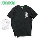 JOGARBOLAの「J」と「B」を組み合わせたスポーティーなモノグラムの半袖ロゴTシャツ。 タイト過ぎずルーズ過ぎない絶妙なフィット感のあるスタイリッシュなシルエットが特徴で通年着用が可能な5オンスのTシャツ。 ◆素材 コットン100% ◆サイズ Sサイズ 着丈:65 身幅:48 Mサイズ 着丈:68 身幅:50 Lサイズ 着丈:71 身幅:53 XLサイズ 着丈:75 身幅:58 ◆カラー ブラック ホワイト