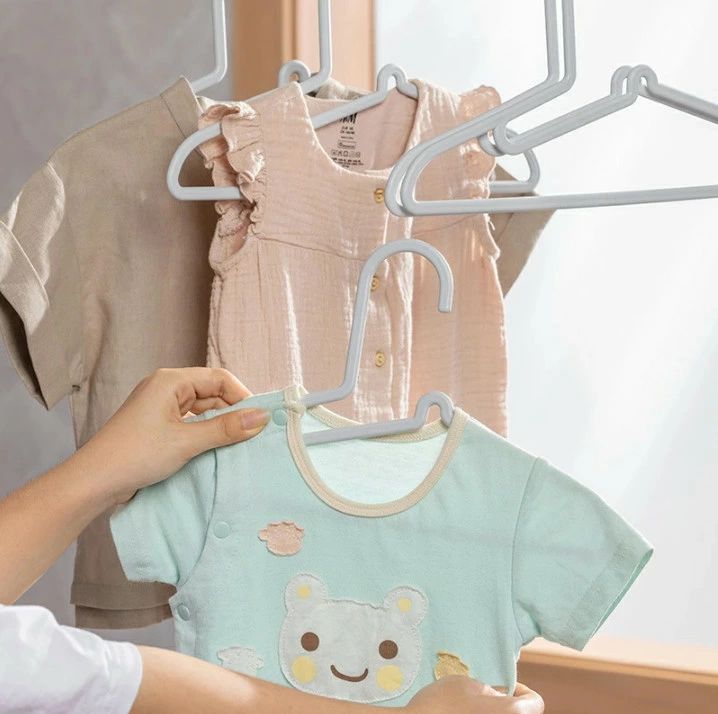 子供ハンガー すべらない 30本セット キッズハンガー 子ども 物干しハンガー 洗濯ハンガー おしゃれ 多機能ハンガー かわいい 乾湿両用 あとがつかない 滑りにくい 滑り止め 変形にくい 型崩れ防止 プラスチック 衣類ハンガー シンプル