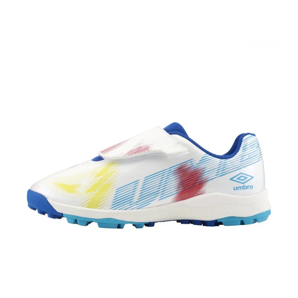 26ss アンブロ UMBRO はじめてサッカーシューズ NEO WHEM UF4FCST7J シューズ 正規品 サッカーをはじめるスタータープレーヤーの為に企画をしたシューズ。 小学生専任コーチ監修の元、止める・蹴る・運ぶのボールタッチをカラーで覚えられるように色分けしました。 日本国内企画のジュニア専用ワイドラスト。端部分をつまみやすく着脱が容易な大きな1本ベルト仕様。屈曲性・グリップ性・耐久性の向上を図ったラバーソール。ライニングには足あたりのよいメッシュ素材を採用。 クッション性と反発性を考慮した厚みを持ったインジェクションEVAをミッドソールに採用。様々なピッチでグリップ出来る様に、異なるサイズと異形状のスタッドを組み合わせたアウトソールを採用。取り外し可能なEVAカップインソール。 重量：約175g(22.0cmで計測) カラー:WHEM ※ブラウザやお使いのモニター環境により、掲載画像と実際の商品の色味が異なる場合があります。