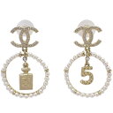 CHANEL(シャネル) ココマーク No.5 パフューム パール ピアス ピアス アクセサリー ジュエリー フープ ぶら下がり メタル(GP) 金 40601111744 【中古】 DETAIL ブランド CHANEL(シャネル) 商品名 ココマーク No.5 パフューム パール ピアス アイテム ピアス 形状 アクセサリー ジュエリー フープ ぶら下がり 素材 メタル(GP) フェイクパール ラインストーン カラー シャンパンゴールド 金 ホワイト 白 型番/製造番号/シリアル/刻印 《刻印》A21V 付属品 箱 管理番号 40601111744 ササC 403 (お問合せの際はこちらの番号をお伝え下さい。) サイズ トップ横 トップ縦 詳細備考 3cm 4.5cm ココマーク：縦1.2cm横1.7cm フープ：直径3cm *採寸は平置きの状態で行っています。*採寸サイズの為、多少の誤差はご容赦ください。 この商品のタグ シャネル、 ピアス、 シャンパンゴールド ホワイト 系その他、 状態ランクA CONDITION ランク 状態 【スタッフコメント】 通常使用による細かな使用感はございますが、使用時に大きく目立つ様なダメージはなく、まだまだお使い頂ける商品です♪ ※一部商品は店頭展示品につき、出品時と状態が異なる場合がございます。 ご不安な点がございましたらご注文前にお問い合わせくださいませ。 店舗所在地/電話番号 〒150-0042 東京都渋谷区宇田川町26-3 サンルイビル1階 TEL03-5990-4745（お問い合わせの際は管理番号40601111744 とお伝えください♪） お探しのブランドバッグや小物などございましたら、お電話・メール・ライン等にてお気軽にご相談下さいませ。 おまとめ買いも受け付けております。当社バイヤーが可能な限りお探し致します！ ブランド紹介 CHANEL / シャネル ココ・シャネル自身を表したかのように、気品や気高さのあるデザインが人気の「シャネル」 1910年　ココ・シャネルがパリのカンボン通り21番地に「シャネル・モード」という帽子店をオープン。その後次々とブティックをオープンし本格的のオートクチュールデザイナーとしてのスタートを切り、1916年にファッション界の歴史を塗り替えるシャネル独自のモードを発表し一躍脚光を浴びる事となりました。 現在もシャネルのスタイルを残しながら時代の空気を取り入れ、次々と新たなコレクションを発表し注目を集め続けています。