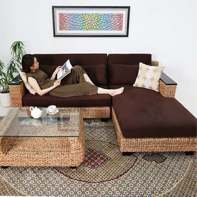 リゾート感あふれる贅沢な逸品 MITRA ウォーターヒヤシンス L字型ソファセットB 上質なリゾート空間がやすらぎの世界へ誘う 熟練した職人が一つ一つ丁寧に編み込んだウォーターヒヤシンスと 座り心地を考え抜いた5層ウレタンクッションを使用した「MITRA」のソファセット。 二人掛けソファとデイベッドソファのベストコンビネーションが、 お部屋を極上の雰囲気に作り上げます。 バリのリゾートホテルのような、ラグジュアリーなリビング空間で ゆったり身を委ねて、至福のひとときをお楽しみください。 向かって右側にデイベッドのある、5層ウレタンクッションのL字型ソファセット。 編み目は、思わずため息が出る美しさ。ウォーターヒヤシンスを贅沢に使用し、高度な職人技術を必要とする編み方を採用。素材の美しさが引き立ち、重厚さと気品が感じられる仕上がりです。 また、脚部は世界三大銘木の一つに数えられるマホガニー無垢材を採用。木目が美しく、使い込むほど色に深みが増していきます。 5層ウレタン構造でボリュームたっぷりのクッションは、一度座ると動きたくなくなるほどの座り心地！ クッションはすべて取り外し可能なカバーリングタイプ。汚れがついてもご自宅でお洗濯ができるので、小さなお子様やペットがいても安心してお使いいただけます。 同じシリーズのローテーブルはこちらから。 アームレストには美しいマホガニー無垢材をあしらいました。コーヒーやスマホなど、ちょっとしたものを置いておくのにも便利です。 ゆっくり本読んだり、ゆったりと寝転んでみたり。一人でもご家族、ご友人と一緒でも、それぞれにフィットする、最高の使い心地をお楽しみいただけます。 ↑ デイベッドソファが向かって左側についたタイプはこちらからご覧いただけます。 MITRAブランドについて詳しく知る サンプルをお手元でご確認いただけます 「実物を確認したいけれどお店には行けない」「お部屋の家具と合わせてみたい」というお客様のために、MITRA製品の素材サンプル（ウォーターヒヤシンス、マホガニーウッド、ソファファブリック）を無料でお送りいたします。ご希望のお客様はお問い合わせください。 &#187;無料サンプル請求はこちらから ※ご意見欄に「ミトラ サンプル希望」と明記の上、郵送先の「ご住所」「お名前」「電話番号」をご記入ください。 サイズ 横幅 220 X 奥行 168 X 高さ 68 cm　座面高 38 cm 重量 91.5kg（L字セットでの重量） 素材 マホガニー、ウォーターヒヤシンス、5層ウレタンクッション、ウェービングベルト、ファブリック（カバーリング仕様） 仕上げ NCラッカー仕上げ 製造地 インドネシア シリーズ名 ミトラ（MITRA) 備考 ・カバーをご自宅でお洗濯される場合は、色移りする可能性がありますので、他のものとの混合はお避けください。 【商品について】 ・商品は家具職人により一つ一つハンドメイドで製作しているため、表記サイズと多少異なる場合があります。 また、わずかな塗装のムラや微細なこすれ等がある場合があります。 ・天然素材を使用しているため、色味・木目・節などが写真と異なる場合があります。 ・ご覧いただいているモニタ−によって、商品の色合いが異って見える場合があります。あらかじめご了承ください。 【ウォーターヒヤシンスのお手入れ方法】 柔らかいブラシ、または掃除機にブラシをつけて、編み込み部分のほこり等を取り除いてください。詳しくは「アジアン家具のお手入れ方法」も合わせてご覧ください。 【商品のお届けにつきまして】 ループの家具はインドネシアの天然無垢材を使用して製作しています。天然木無垢材家具は、使い込むほどに艶が増し、ご使用いただく方と共に年月を重ねることで、美しい風合いが生まれていきます。また、天然木無垢材は家具になっても木が呼吸し続けるため、その過程で割れや反りが生じることがあります。 ループでは、出荷前にすべて検品し、自社でメンテナンスを行ってからお客様へお届けしております。そのため、商品の発送までにお時間を頂いております。最適な状態で商品をお届けするために必要な作業となりますので、天然木無垢材家具の特性として予めご了承いただけますと幸いです。