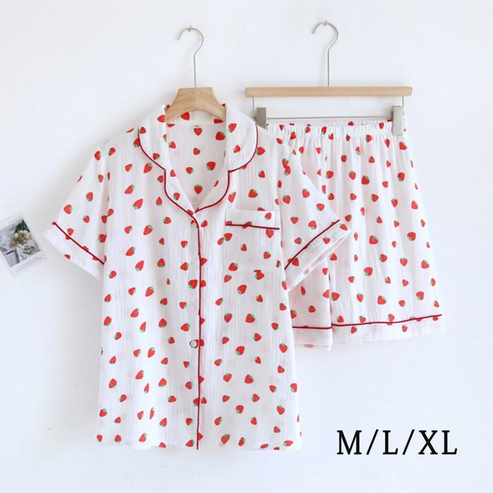 セット内容 2点セット 「記載のないアクセサリー　小物等は付属しません」 素材 コットン カラー ホワイト サイズ (cm) M/着丈64　袖丈19　バスト102　ズボン丈42 L/着丈66　袖丈20　バスト108　ズボン丈44 XL/着丈68　袖丈21　バスト112　ズボン丈46 ※表記寸法と実寸値の多少の誤差はご容赦ください 注意事項 ※写真は実物と同じように撮影されます。撮影中の光とモニターの解像度が異なるため、多少の色の違いは品質上の問題ではございませんので、予めご了承ください。 ※お問い合わせとメールを承りますので、質問や苦情を相談して有効に解決しましょう。必ず責任を持って最後までご対応致します。勝手に悪いレビューをしないでお願い致します。 ※環境配慮と迅速なお届けのため、簡易包装で発送しております。運送事故により箱が潰れる可能性がございます。万が一不具合やご不明点がございましたら、どうぞお気軽にご連絡ください。誠意をもって対応させていただきます。 ※配送または仕入状況により商品の箱に凹み、スレ等がある場合がございます。輸入品の為、多少の汚れ、スレがある場合がございます。(製品の動作に問題ございません。)パッケージ不良による交換返品は対応出来かねますので、ご了承をお願いします。 ※手動測定による1~2cmの誤差を許容してください。ご理解いただきありがとうございます ※取り扱い上のご注意をよくお読みの上ご使用下さい。