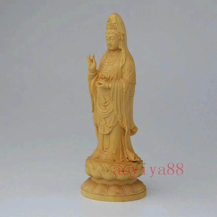 素材：柘植木 製品の正味重量：約250g。（一個） 製品サイズ：15cm（高さ）、5.6cm（直径） 応接間やリビング、玄関などにも置ける. 細部彫刻も優れています。その優しい顔を見ると心も穏やかになります。 開運、厄除け、ものごと全て順調に進んでゆき、お願いが叶えてくれる心が和む感じる飾りです。 使用場合：屋内で供え、毎日瞑想・念仏により、苦難を取り除き、平安を守ることができます。 ビジネス贈り物、セクション佳品、茶卓置物および、家庭装飾など。 ※手作りのため、一つ一つに木目や色味等が若干異なる場合がございます、ご了承ください。 天然の木材使用により、色と木目は商品ごとに異なります。お届けする商品は、商品画像と完全に同じではございませんので、予めご了承ください。 観音様という呼称が一般的ですが、仏教の世界では「観世音菩薩」「観自在菩薩」とも呼ばれます。「観自在菩薩」の「観自在」とは地上のあらゆるものを自由自在に見通すことができるという意味になります。観音様は世界中の人々の暮らしを日々見守ってくださっています。我々が苦しみ、真に助けを求める時、観音様は現れ救済をしてくださるのです。"素材：柘植木 製品の正味重量：約250g。（一個） 製品サイズ：15cm（高さ）、5.6cm（直径） 応接間やリビング、玄関などにも置ける. 細部彫刻も優れています。その優しい顔を見ると心も穏やかになります。 開運、厄除け、ものごと全て順調に進んでゆき、お願いが叶えてくれる心が和む感じる飾りです。 使用場合：屋内で供え、毎日瞑想・念仏により、苦難を取り除き、平安を守ることができます。 ビジネス贈り物、セクション佳品、茶卓置物および、家庭装飾など。 ※手作りのため、一つ一つに木目や色味等が若干異なる場合がございます、ご了承ください。 天然の木材使用により、色と木目は商品ごとに異なります。お届けする商品は、商品画像と完全に同じではございませんので、予めご了承ください。 観音様という呼称が一般的ですが、仏教の世界では「観世音菩薩」「観自在菩薩」とも呼ばれます。「観自在菩薩」の「観自在」とは地上のあらゆるものを自由自在に見通すことができるという意味になります。観音様は世界中の人々の暮らしを日々見守ってくださっています。我々が苦しみ、真に助けを求める時、観音様は現れ救済をしてくださるのです。"