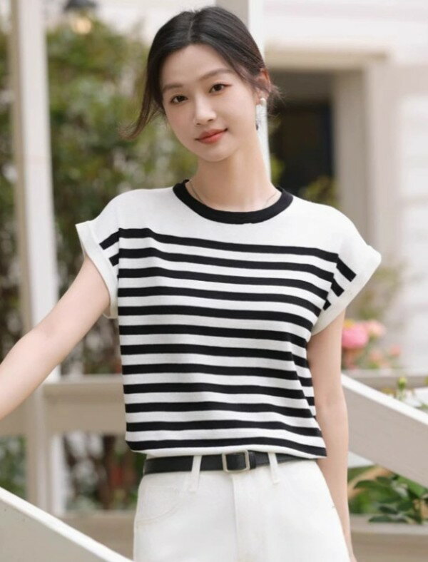 正肩の半袖のTシャツの女性の2025新型の爆発的な金の夏のファッションの洋風ニットの縞の丸襟のボトムの上着