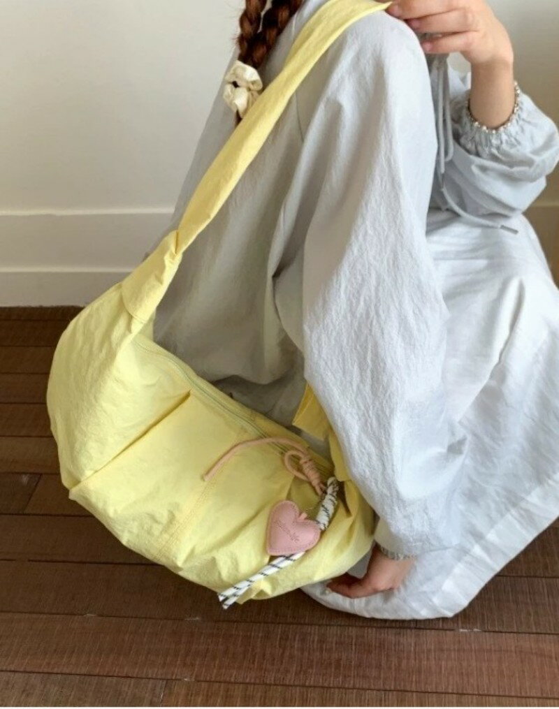 韓国版シンプルな皺の雲のバッグ小清新な文芸ナイロン布手提げシングルショルダーバッグ引き紐ショルダーベルト斜め掛け布バッグ