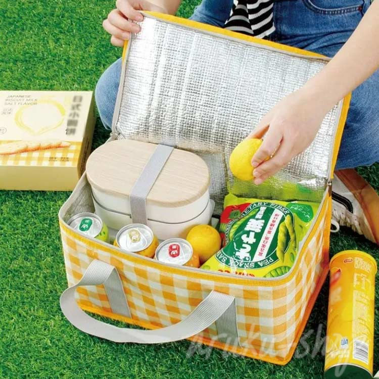 様々なシーンでマルチに使える保冷保温バッグ 普段使いはもちろんピックニック、運動会やレジャーなどアウトドアシーンにも使えます。 内側はアルミ蒸着フィルムで保冷保温！夏だけでなく冬は暖かい食べ物を運ぶのにもオススメ。 便利なダブルファスナー、物の出し入れがスムーズに。 コンパクトに折りたたみ可能、持ち運びにも便利で収納場所にも困りません♪ 自転車のカゴに入るので、サイクリングや自転車でのお買い物に行く際にもおすすめです。 サイズ フリー サイズについての説明 34*20*22cm 素材 ポリエステル アルミ 色 イエロー グリーン レッド 注意事項 写真は実物と同じように撮影されます。撮影中の光とモニターの解像度が異なるため、多少の色の違いは品質上の問題ではございませんので、予めご了承ください。 製品の仕様は品質の向上・改善のため、予告なく変更される場合が御座います。 環境配慮と迅速なお届けのため、簡易包装で発送しております。万が一不具合やご不明点がございましたら、どうぞお気軽にご連絡ください。誠意をもって対応させていただきます。。 ※手動測定による1~2cmの誤差を許容してください。ご理解いただきありがとうございます ※輸入品の為、多少の汚れ、スレがある場合がございます。(製品の動作に問題ございません。) ※取り扱い上のご注意をよくお読みの上ご使用下さい。