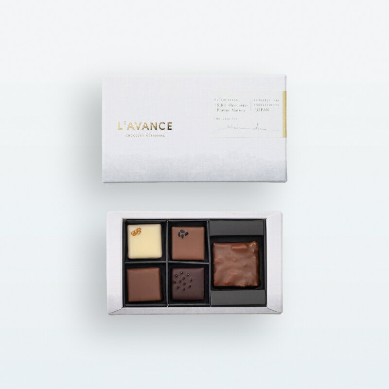 2026年シーズンのチョコレート全コレクションを詰め合わせたボックス日本の魅力を、L’AVANCEのチョコレートを通して再発見 プラリネのみを集めた、2026年新登場の5粒入りボックス。 2026年の新作「牛妻の煎り玄米グラノーラ」を含み、...