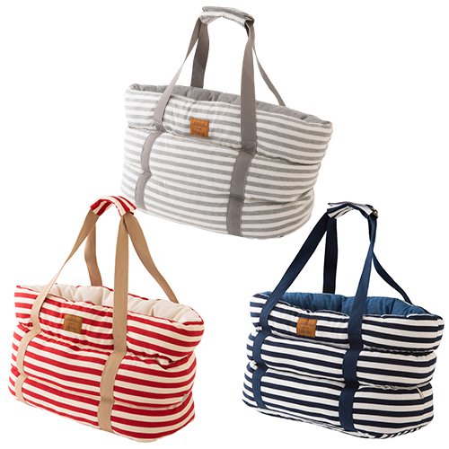 【カラー】GRAY、RED、NAVY 【サイズ】50×20×30cm 【素　材】 外側生地：綿 100% 内側生地：ポリエステル 100% 中綿：ポリエステル 100%さらりとした風合いが魅力な、マリンテイストシリーズ★ カジュアルでオシャレな使い勝手の良いアイテムです。 キャリーバッグの中はふかふかのクッション入り♪ 内側にはメッシュ素材の巾着と、飛び出し防止用のリードフックが付いているので、愛犬もオーナー様も快適なお出かけが楽しめます！ スペック 【カラー】GRAY、RED、NAVY 【サイズ】50×20×30cm 【素　材】 外側生地：綿 100% 内側生地：ポリエステル 100% 中綿：ポリエステル 100% ※実物に近づけるよう画像処理をしておりますが、お客様のパソコンによって差異が生じます。あらかじめご了承ください。 &#9654;「コットンボーダー」シリーズ全アイテムはこちら