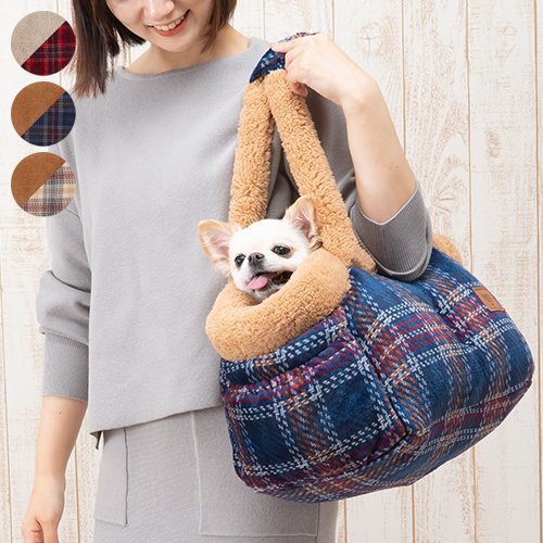 【カラー】RED、NAVY、BEIGE 【サイズ】42×28×25cm 【素　材】 チェック柄生地：ポリエステル100%（再生ポリエステル80%、ポリエステル20%） ボア生地：ポリエステル100% 中わた：ポリエステル100% 底生地：ポリエステル100%（滑り止め付き） 【製造国】中国もこもこボアがふんわり気持ちよく、あたたかい&#9825; まるで編み立てたような雰囲気のチェック柄チリーズです★ 「グリュック」はドイツ語で「幸せ」という意味。 その名の通り、愛犬との時間を幸せで包んでくれそうな、寒い季節にピッタリのアイテムです。 外側にはおやつなどが入るポケットが付いているので、とっても便利♪ 内側にはメッシュ素材の巾着と飛び出し防止用のリードフックが付いているので、安心してお出かけすることができます。 スペック 【カラー】RED、NAVY、BEIGE 【サイズ】42×28×25cm 【素　材】 チェック柄生地：ポリエステル100%（再生ポリエステル80%、ポリエステル20%） ボア生地：ポリエステル100% 中わた：ポリエステル100% 底生地：ポリエステル100%（滑り止め付き） 【製造国】中国 「グリュック」シリーズはこちら