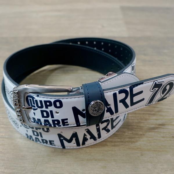 定価　税込価格￥20900 品番　25176020-910 素材　合成皮革 　　　革部分　牛革 カラー　ホワイト サイズ　フリー（調節可能）　最長105センチ 　　　　幅　3.3 製造国　日本全体にシナコバらしいポップなデザインがプリントで...