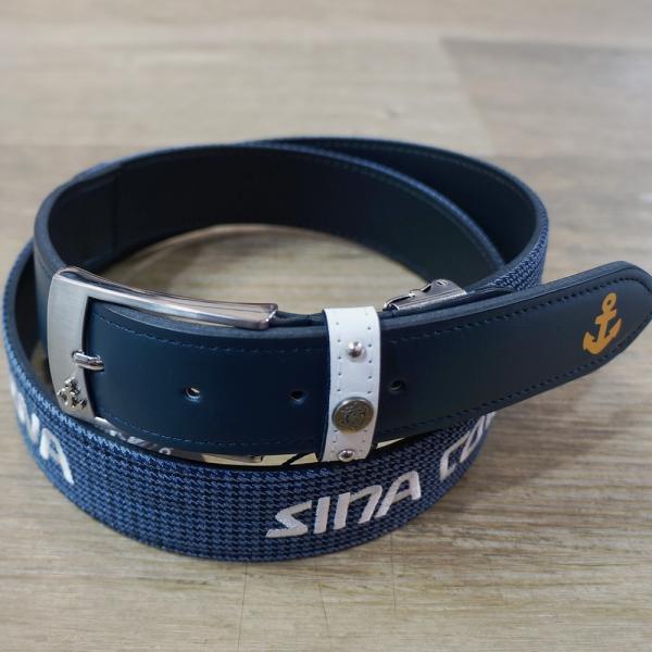 定価　税込価格￥20900 品番　24276010-920 素材　牛革 　　　表面　ポリエステル100 　　　裏　　合成皮革 カラー　ネイビー サイズ　フリー（調節可能）　最長105センチ 　　　　幅　3.3 製造国　日本中央部分は表面を細かい千鳥柄のポリエステル生地を使い ロゴ刺繍が入ったベルトでオシャレです！！