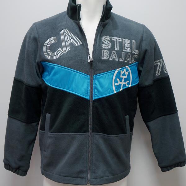 定価　税込価格￥52800 品番　　7234477102-97 素材　ポリエステル100 　　裏地　ポリエステル100 　　中綿　ポリエステル70　レーヨン30 ベースカラー　グレー サイズ　46・M 肩幅　48 身幅　57　（脇下10センチの所） 袖丈　64 着丈　71　（衿下から） サイズ　48・L 肩幅　49 身幅　59　（脇下10センチの所） 袖丈　65 着丈　74　（衿下から） サイズ　50・LL 肩幅　51 身幅　64　（脇下10センチの所） 袖丈　67 着丈　76　（衿下から）　　　 製造国　中国薄い中綿入りのフリースのブルゾンで軽くて暖かいです！ カラーの切り替えとロゴ刺繍がアクセントになってます！ 裏地は蓄熱の機能素材を使い暖かさUPです！！