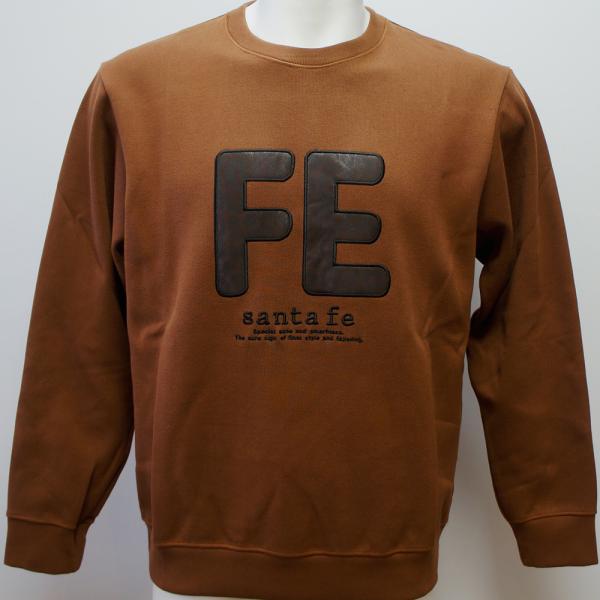 定価　税込価格￥30800 品番　26-86403-046 素材　綿89　ポリエステル11 カラー　レンガ 48・L 肩幅　47 身幅　52（脇下10センチ）　 袖丈　60 着丈　68　 50・LL 肩幅　49 身幅　54（脇下10センチ）　 袖丈　62 着丈　71　 52・3L 肩幅　53 身幅　59（脇下10センチ）　 袖丈　62 着丈　73　 54・4L（キングサイズ） 肩幅　55 身幅　62（脇下10センチ）　 袖丈　63 着丈　76　 製造国　日本Wフェイスの定番素材を使った丸首のトレーナーで フロントに人気のアップリケ素材でFEが入りシンプルな デザインでカッコ良く仕上げてます！！ Wフェイスの生地は春夏モデルも秋冬モデルも同じ生地を使ってます。 なので春・秋・冬と夏場以外、年間を通して着て頂けます！！