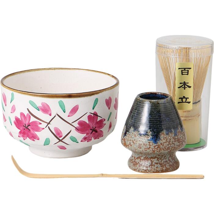 Japan 極 源氏手描き桜抹茶揃は、日本製の陶器で作られた美しい抹茶茶碗セットです。手描きの桜模様が施されており、茶道の稽古やお茶会に最適です。このセットは初心者にも使いやすく、練習用としてもおすすめです。お洒落でかわいいデザインは、お家カフェやギフトにもぴったりです。国産の品質を誇ります。贈り物としても喜ばれる一品です。＜商品内容・サイズ（W×D×Hcm）＞抹茶碗×1／12×7.5cm、茶筅立て×1／3.5×7×7.5cm陶器美濃焼22.5×18.2×4.4cm700g＜付属品＞付属品：百本立、茶杓＜備考＞【商品の在庫数について】弊社の他店舗との併売により在庫数は常に増減しており、表示の在庫数は実数値では無い場合がございます。ご購入・ご注文確定後に欠品・完売が生ずる場合がございます。欠品・完売が生じた場合は速やかにメールにてご連絡を致しますので、予めご了承の上、ご注文いただきますようお願い申し上げます。