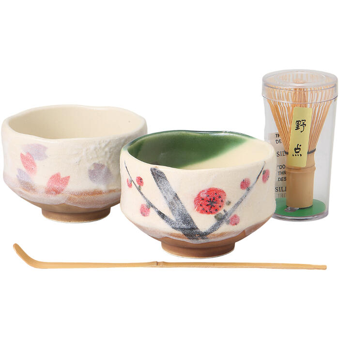 この梅・桜ミニ抹茶セットは、日本製の陶器で作られた美しい抹茶椀が特徴です。茶道具として、初心者の方の稽古や練習用に最適で、お家カフェやお茶会を特別なものにします。梅と桜のデザインが施された抹茶茶碗は、季節感を感じさせるお洒落でかわいいアイテムです。贈り物としても喜ばれるこのセットは、抹茶を楽しむための基本的な道具が揃っており、手軽に本格的な茶道体験を提供します。＜商品内容・サイズ（W×D×Hcm）＞抹茶×2／9.8×9.8×6.4cm、 野点×1／4.9×4.9×9cm、茶杓×1／18.2×1.2×1.7cm磁器美濃焼26.3×10.8×7cm730g＜付属品＞-＜備考＞【商品の在庫数について】弊社の他店舗との併売により在庫数は常に増減しており、表示の在庫数は実数値では無い場合がございます。ご購入・ご注文確定後に欠品・完売が生ずる場合がございます。欠品・完売が生じた場合は速やかにメールにてご連絡を致しますので、予めご了承の上、ご注文いただきますようお願い申し上げます。
