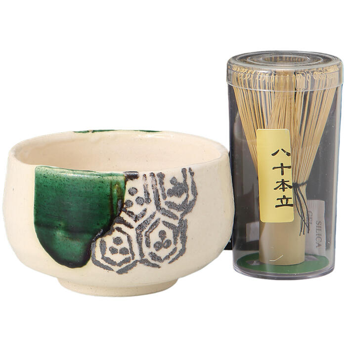 亀甲織部抹茶碗茶筅セットは、日本製の陶器で作られた高品質な茶道具です。このセットには、伝統的な亀甲模様が施された抹茶碗と、使いやすい茶筅が含まれています。初心者の方でも扱いやすく、稽古や練習用として最適です。お洒落でかわいいデザインは、お家カフェやお茶会を特別なものにします。贈り物としても喜ばれるこのセットで、心豊かな抹茶の時間をお楽しみください。＜商品内容・サイズ（W×D×Hcm）＞抹茶碗×1／11×7.2cm、茶筅×1／6×11.2cm陶器瀬戸焼21×13.7×8.5cm460g＜付属品＞-＜備考＞【商品の在庫数について】弊社の他店舗との併売により在庫数は常に増減しており、表示の在庫数は実数値では無い場合がございます。ご購入・ご注文確定後に欠品・完売が生ずる場合がございます。欠品・完売が生じた場合は速やかにメールにてご連絡を致しますので、予めご了承の上、ご注文いただきますようお願い申し上げます。