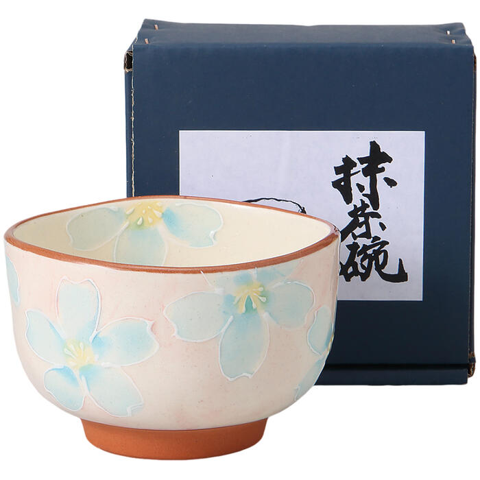 この「淡空桜 抹茶碗」は、日本製の陶器で、抹茶を楽しむための美しい器です。淡いブルーの桜模様が施されており、見た目にもお洒落でかわいらしいデザインが特徴です。お家カフェやお茶会での使用に最適で、初心者の方の稽古や練習用としてもおすすめです。贈り物としても喜ばれるこの抹茶碗は、特別なひとときを演出します。＜商品内容・サイズ（W×D×Hcm）＞抹茶碗×1／φ12.7×8.2cm陶器美濃焼14.5×14.5×9.5cm380g＜付属品＞-＜備考＞【商品の在庫数について】弊社の他店舗との併売により在庫数は常に増減しており、表示の在庫数は実数値では無い場合がございます。ご購入・ご注文確定後に欠品・完売が生ずる場合がございます。欠品・完売が生じた場合は速やかにメールにてご連絡を致しますので、予めご了承の上、ご注文いただきますようお願い申し上げます。