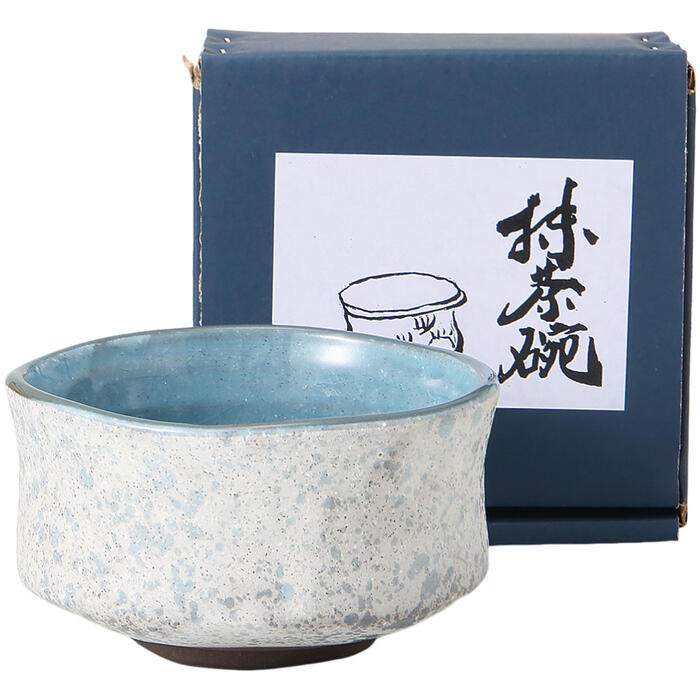 茶道具「空の雪原 抹茶碗」は、日本製の陶器で作られた美しい抹茶碗です。この器は、初心者の方の稽古や練習用としても最適で、お家カフェやお茶会を特別なものにします。シンプルでお洒落なデザインは、贈り物としても喜ばれることでしょう。抹茶を楽しむひとときを、より豊かに演出します。＜商品内容・サイズ（W×D×Hcm）＞抹茶碗×1／φ12.4×7.2cm陶器美濃焼13.8×13.8×8.6cm420g＜付属品＞-＜備考＞【商品の在庫数について】弊社の他店舗との併売により在庫数は常に増減しており、表示の在庫数は実数値では無い場合がございます。ご購入・ご注文確定後に欠品・完売が生ずる場合がございます。欠品・完売が生じた場合は速やかにメールにてご連絡を致しますので、予めご了承の上、ご注文いただきますようお願い申し上げます。
