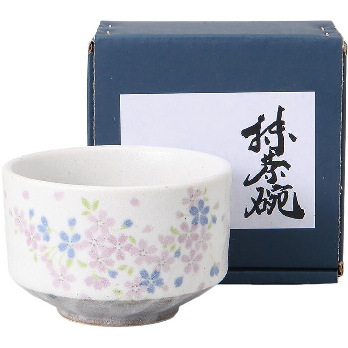 この「茶道具 抹茶碗 桜しずく 青」は、日本製の陶器で作られた美しい抹茶碗です。桜の花びらがしずくのように描かれたデザインが特徴で、茶道の稽古やお茶会にぴったりです。初心者の方にも使いやすく、お家カフェでのひとときを特別なものにします。贈り物としても喜ばれるこの抹茶碗は、伝統的な日本の美を感じさせる一品です。その品質とデザインは確かなものです。＜商品内容・サイズ（W×D×Hcm）＞抹茶碗×1／φ11.1×7.4cm磁器美濃焼12.8×12.8×8.7cm400g＜付属品＞-＜備考＞【商品の在庫数について】弊社の他店舗との併売により在庫数は常に増減しており、表示の在庫数は実数値では無い場合がございます。ご購入・ご注文確定後に欠品・完売が生ずる場合がございます。欠品・完売が生じた場合は速やかにメールにてご連絡を致しますので、予めご了承の上、ご注文いただきますようお願い申し上げます。