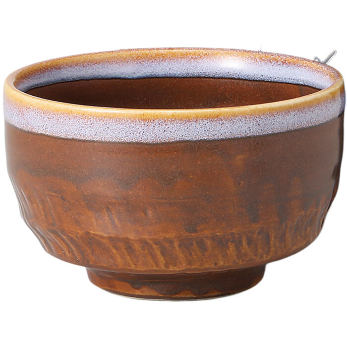 この「茶道具 抹茶碗 暖彩 コゲ茶フチ流し」は、日本製の陶器で作られた抹茶碗です。温かみのあるコゲ茶色に、フチに流れるようなデザインが施されており、視覚的にも楽しめる一品です。お洒落でかわいいデザインは、お家カフェやお茶会での使用に最適です。贈り物としても喜ばれることでしょう。日本の伝統を感じさせるこの抹茶碗で、特別なひとときをお楽しみください。＜商品内容・サイズ（W×D×Hcm）＞抹茶碗×1／φ12.5×7.7cm陶器美濃焼13×13×8cm425g＜付属品＞-＜備考＞【商品の在庫数について】弊社の他店舗との併売により在庫数は常に増減しており、表示の在庫数は実数値では無い場合がございます。ご購入・ご注文確定後に欠品・完売が生ずる場合がございます。欠品・完売が生じた場合は速やかにメールにてご連絡を致しますので、予めご了承の上、ご注文いただきますようお願い申し上げます。