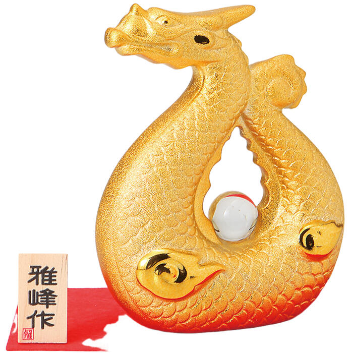風水金彩 福龍 置物は、風水の力を取り入れた美しいオブジェです。金色に輝く龍のデザインは、富と繁栄を象徴し、空間に華やかさを加えます。職人の手による精巧な作りで、細部にまでこだわりが感じられます。箱入りで贈り物にも最適です。家庭やオフィスに飾ることで、運気を高め、心地よい環境を作り出します。風水アイテムとして、日常に特別な意味を持たせる一品です。＜商品内容・サイズ（W×D×Hcm）＞龍×1／4.5×10×12cm陶器中国製5.2×10.5×13.5cm170g＜付属品＞付属品：赤メルトン、立札＜備考＞【商品の在庫数について】弊社の他店舗との併売により在庫数は常に増減しており、表示の在庫数は実数値では無い場合がございます。ご購入・ご注文確定後に欠品・完売が生ずる場合がございます。欠品・完売が生じた場合は速やかにメールにてご連絡を致しますので、予めご了承の上、ご注文いただきますようお願い申し上げます。