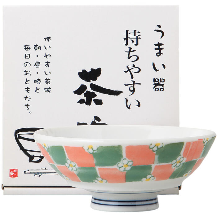 「ご飯茶碗 持ちやすい茶碗 市松(橙緑)」は、持ちやすさを重視したデザインが特徴です。市松模様の橙と緑の色合いが美しく、食卓に彩りを添えます。日常使いに適したこの茶碗は、朝食から夕食まで幅広く活用でき、毎日の食事をより楽しいものにします。＜商品内容・サイズ（W×D×Hcm）＞茶碗×1／φ12×5cm磁器美濃焼12.4×13.2×5.6cm180g＜付属品＞-＜備考＞【商品の在庫数について】弊社の他店舗との併売により在庫数は常に増減しており、表示の在庫数は実数値では無い場合がございます。ご購入・ご注文確定後に欠品・完売が生ずる場合がございます。欠品・完売が生じた場合は速やかにメールにてご連絡を致しますので、予めご了承の上、ご注文いただきますようお願い申し上げます。