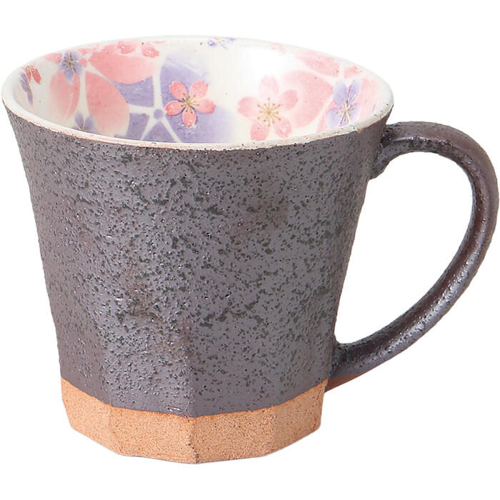 美濃焼の「粉引舞桜マグ（紫）」は、日本製の高品質な陶磁器マグカップです。内側に描かれた桜のデザインが、飲み物を注ぐたびに華やかな雰囲気を演出します。外側の落ち着いた紫色と相まって、和の美しさを感じさせる一品です。おしゃれで可愛いデザインは、カフェタイムや来客時にぴったり。ギフトやプレゼントとしても人気があり、特別な時間を演出します。＜商品内容・サイズ（W×D×Hcm）＞マグ×1／9.2×8.2cm陶器美濃焼10.1×10.1×9.6cm235g＜付属品＞-＜備考＞【商品の在庫数について】弊社の他店舗との併売により在庫数は常に増減しており、表示の在庫数は実数値では無い場合がございます。ご購入・ご注文確定後に欠品・完売が生ずる場合がございます。欠品・完売が生じた場合は速やかにメールにてご連絡を致しますので、予めご了承の上、ご注文いただきますようお願い申し上げます。
