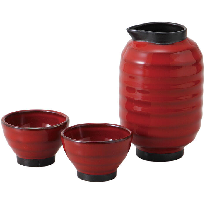 この「酒器セット」は、日本酒を楽しむための上品なアイテムです。赤ちょうちんを思わせるデザインが特徴で、伝統的な雰囲気を醸し出します。徳利とお猪口のセットは、冷酒や熱燗を問わず、さまざまなシーンで活躍します。素材はプラスチックではなく、質感と重厚感があり、贈答品やお祝いのプレゼントとしても最適です。特別なひとときを演出するこのセットで、心温まる時間をお楽しみください。＜商品内容・サイズ（W×D×Hcm）＞徳利×1／φ8×12.9cm・420cc、盃×2／φ6.6×4.3cm磁器美濃焼15×15×10cm480g＜付属品＞-＜備考＞【商品の在庫数について】弊社の他店舗との併売により在庫数は常に増減しており、表示の在庫数は実数値では無い場合がございます。ご購入・ご注文確定後に欠品・完売が生ずる場合がございます。欠品・完売が生じた場合は速やかにメールにてご連絡を致しますので、予めご了承の上、ご注文いただきますようお願い申し上げます。