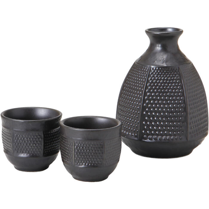 この「酒器セット 徳利 おちょこ セット」は、南部鉄風の黒マット仕上げが特徴で、日本酒を楽しむための洗練された選択肢です。徳利とお猪口のセットは、冷酒や熱燗を問わず、さまざまなシーンで活躍します。おしゃれなデザインは、贈答品やプレゼントとしても最適で、特に還暦祝いなどの特別な機会に喜ばれることでしょう。プラスチック製ではなく、質感と重厚感があり、伝統的な日本の美を感じさせます。＜商品内容・サイズ（W×D×Hcm）＞徳利×1／12×9cm・350cc、盃×2／5.5×5cm磁器美濃焼17.5×14×8.5cm480g＜付属品＞-＜備考＞【商品の在庫数について】弊社の他店舗との併売により在庫数は常に増減しており、表示の在庫数は実数値では無い場合がございます。ご購入・ご注文確定後に欠品・完売が生ずる場合がございます。欠品・完売が生じた場合は速やかにメールにてご連絡を致しますので、予めご了承の上、ご注文いただきますようお願い申し上げます。
