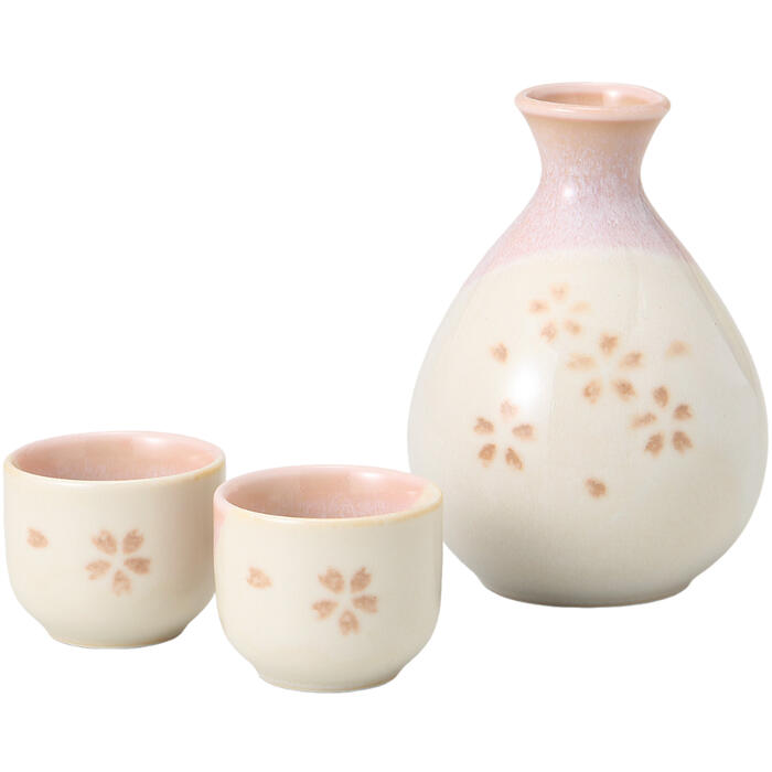 かすみ桜のデザインが施された酒器セットは、日本酒を楽しむための上品な選択です。このセットには、徳利とおちょこが含まれており、冷酒や熱燗を問わず、さまざまなシーンで活躍します。美しい桜の模様が、和の風情を引き立て、特別な時間を演出します。贈答品やお祝いのプレゼントとしても最適で、還暦祝いなどの特別な日にも喜ばれることでしょう。プラスチック製ではなく、質感と重厚感が感じられる逸品です。＜商品内容・サイズ（W×D×Hcm）＞徳利×1／φ8×11.5cm・310cc、盃×2／φ5×4cm磁器美濃焼14.2×14.2×9cm370g＜付属品＞-＜備考＞【商品の在庫数について】弊社の他店舗との併売により在庫数は常に増減しており、表示の在庫数は実数値では無い場合がございます。ご購入・ご注文確定後に欠品・完売が生ずる場合がございます。欠品・完売が生じた場合は速やかにメールにてご連絡を致しますので、予めご了承の上、ご注文いただきますようお願い申し上げます。