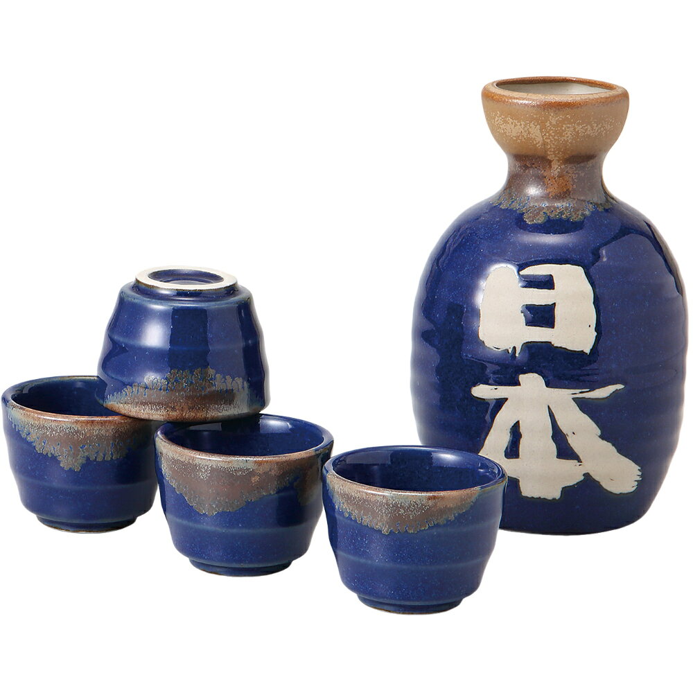 この酒器セットは、日本酒を楽しむための上品なアイテムです。徳利とおちょこが揃ったこのセットは、冷酒や熱燗を問わず、さまざまなシーンで活躍します。美しいデザインが特徴で、贈答品やお祝いのプレゼントとしても最適です。プラスチック製ではなく、質感と重厚感があり、特別なひとときを演出します。還暦祝いなどの特別なイベントにもぴったりの一品です。＜商品内容・サイズ（W×D×Hcm）＞徳利×1／φ9×13.8cm・430cc、盃×4／φ5.5×3.7cm陶器美濃焼17×15×10cm630g＜付属品＞-＜備考＞【商品の在庫数について】弊社の他店舗との併売により在庫数は常に増減しており、表示の在庫数は実数値では無い場合がございます。ご購入・ご注文確定後に欠品・完売が生ずる場合がございます。欠品・完売が生じた場合は速やかにメールにてご連絡を致しますので、予めご了承の上、ご注文いただきますようお願い申し上げます。