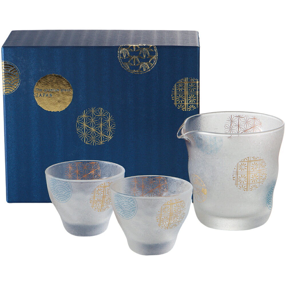 プレミアム丸紋酒器セットは、日本酒を楽しむための上質な酒器セットです。美しい丸紋のデザインが施された徳利とお猪口は、冷酒や熱燗を問わず、どんなシーンでも優雅なひとときを演出します。プラスチックではなく、しっかりとした素材で作られており、贈答品やお祝いのプレゼントとしても最適です。特別な日や還暦祝いに、このおしゃれな酒器セットで心に残る時間をお届けします。＜商品内容・サイズ（W×D×Hcm）＞冷酒器×1／9.9×8.9×9.4cm、ぐい呑×2／7.0×5.7cmガラス日本18×15×9.5cm820g＜付属品＞-＜備考＞【商品の在庫数について】弊社の他店舗との併売により在庫数は常に増減しており、表示の在庫数は実数値では無い場合がございます。ご購入・ご注文確定後に欠品・完売が生ずる場合がございます。欠品・完売が生じた場合は速やかにメールにてご連絡を致しますので、予めご了承の上、ご注文いただきますようお願い申し上げます。