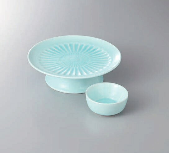 商品サイズ：15.7×4.7cm 千代口サイズ：6.6×3cm商品内容：器x1、千代口x1産地：日本（美濃焼）日本料理の要素、素材の持ち味を生かし引き立たせる料理にふさわしい洗練された器を揃えました。包丁の冴えにより鮮やかに魚介が彩りその意気までも享ける器です。刺身鉢1枚と醤油皿1枚のセットです。同じデザインの鉢と小皿です。 日本料理店やホテル、居酒屋、レストランなどの飲食店の業務用としても、ご家庭でのご利用もできます。刺身だけではなく、天ぷらや揚げ物にもご使用できます。ご注意：個装箱がない商品によりギフトラッピング不可商品のため、ご注文時にギフト包装のご選択をされないようお願い致します。サイズ表記について：（縦x横x高さ）、もしくは（直径x高さ）になります。【商品の在庫数について】弊社の他店舗との併売により在庫数は常に増減しており、表示の在庫数は実数値では無い場合がございます。ご購入・ご注文確定後に欠品・完売が生ずる場合がございます。欠品・完売が生じた場合は速やかにメールにてご連絡を致しますので、予めご了承の上、ご注文いただきますようお願い申し上げます。美濃焼の商品を中心に、陶器や磁器の商品を幅広く販売致しております。ご家庭でのご利用、または店舗などの業務用の食器などご使用の用途に合わせてお選びください。一般的に陶磁器のサイズは、生産工程・焼成温度の変化・原型元型の摩耗等によって多少の変化が生じます。それらの原因によって多少の差が生じる場合もありますので、ご了承いただきますようお願い申し上げます。