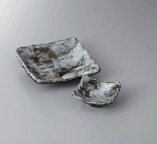 商品サイズ：17×4cm 千代口サイズ：9×4cm商品内容：器x1、千代口x1産地：日本（美濃焼）日本料理の要素、素材の持ち味を生かし引き立たせる料理にふさわしい洗練された器を揃えました。包丁の冴えにより鮮やかに魚介が彩りその意気までも享ける器です。刺身鉢1枚と醤油皿1枚のセットです。同じデザインの鉢と小皿です。 日本料理店やホテル、居酒屋、レストランなどの飲食店の業務用としても、ご家庭でのご利用もできます。刺身だけではなく、天ぷらや揚げ物にもご使用できます。ご注意：個装箱がない商品によりギフトラッピング不可商品のため、ご注文時にギフト包装のご選択をされないようお願い致します。サイズ表記について：（縦x横x高さ）、もしくは（直径x高さ）になります。【商品の在庫数について】弊社の他店舗との併売により在庫数は常に増減しており、表示の在庫数は実数値では無い場合がございます。ご購入・ご注文確定後に欠品・完売が生ずる場合がございます。欠品・完売が生じた場合は速やかにメールにてご連絡を致しますので、予めご了承の上、ご注文いただきますようお願い申し上げます。美濃焼の商品を中心に、陶器や磁器の商品を幅広く販売致しております。ご家庭でのご利用、または店舗などの業務用の食器などご使用の用途に合わせてお選びください。一般的に陶磁器のサイズは、生産工程・焼成温度の変化・原型元型の摩耗等によって多少の変化が生じます。それらの原因によって多少の差が生じる場合もありますので、ご了承いただきますようお願い申し上げます。