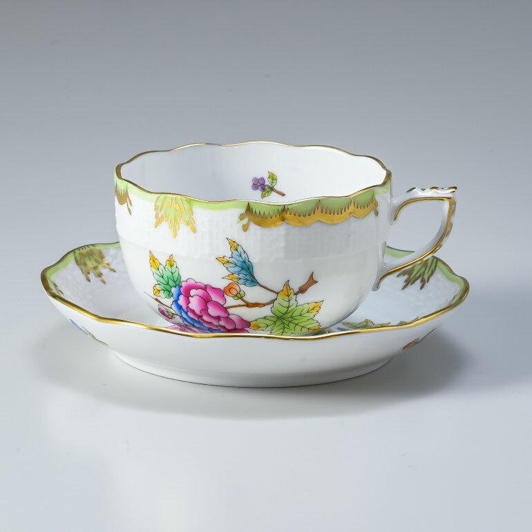 よく一緒に購入されている商品ヘレンド ティーカップ&ソーサー WBOシリー27,500円 商品詳細 ヴィクトリア・ブーケシリーズは、1851年に開催された万博博覧会でヴィクトリア王女の目に留まったことで「ヴィクトリア」の名が冠され有名になりました。 また、ダイアナ妃もコレクターとして集めていたことも有名です。 型番 0724-0-00-vbo サイズ （約） ティーカップ : 高さ5.5cm 口径9cm ソーサー : 直径14cm カラー ホワイト マルチカラー カラー系統 【ホワイト】 【マルチカラー】 生産国 ハンガリー ※約300名にも及ぶ職人による手書き製品の為、小花の種類、配列、色合い、風合い等、1点1点絵柄の細部が微妙に異なります。ヴィクトリアシリーズの牡丹や蝶の絵柄には複数のバリエーションがあります。そのため、写真とは異なる絵柄をお届けすることがございます。予めご了承ください。 　一流の手書き職人の個性をご堪能ください。 ※海外からの輸送中に多少の凹みや若干の破れ、傷がある場合がございます。ご了承下さいませ。 ※入荷時期によって商品、付属品の仕様が予告なく変更となる場合がございます ※こちらの商品は並行輸入品となります ヴィクトリアブーケ ヴィクトリア ブーケ ビクトリアブーケ ビクトリア ブーケ ギフト プレゼント お祝い 贈答品 贈り物 コレクター コレクション テーブルウェア 誕生日 結婚祝い ブランド食器 ラッピングについてはこちらをご覧ください ブランド名 ヘレンド/HEREND 商品名 ヘレンド ティーカップ＆ソーサー ヴィクトリアブーケ 洋食器 200ml 手描き 724000 VBO 724 00724000-VBO 原産国 ハンガリー 比較対照価格 ブランド公式サイト掲載価格または、ブランド直営店販売価格 60,500円 (税込) 比較対照確認方法 ブランド公式サイト 比較対照価格確認日 2023/04/10 型番 724000-vbo 商品に関する注意点 本製品は並行輸入品となります。 比較対照商品との相違点 正規販売店の発行する製品保証対象外です。 広告文責 本表の内容は当店責任において確認したものです。 検索関連ワード：洋食器 ブランド ブランド品 人気 新年 新生活 成人祝 バレンタインデー ホワイトデー 母の日 父の日 敬老の日 ハロウィン ハロウィーン クリスマス ギフト プレゼント 贈り物 記念品 記念日 結婚祝い 結婚記念日 引き出物 引出物 おしゃれ かわいい かっこいい ビジネス フォーマル カジュアル 男性 女性 メンズ レディース 紳士 お祝い 出産祝い 新築祝い 誕生日 退職祝い 入学祝い 卒業祝い 就職祝い 御祝い 引っ越し祝い 内祝い 上司 部下 子ども 孫 お母さん お父さん 奥さん 旦那 彼氏 彼女 息子 娘 甥 姪 親戚 家族 兄弟 親 兄 姉 弟 妹 新品関連商品はこちら純正BOX付 ヘレンド ティーカップ＆ソーサー31,800円ヘレンド モカカップ&ソーサー ヴィクトリアブ19,800円ヘレンド ティーカップ＆ソーサー アポニーグリ17,600円ヘレンド モカカップ&ソーサー ペア 2個セッ38,410円ヘレンド ティーカップ&ソーサー ヴィクトリア27,500円純正BOX付 ヘレンド ティーカップ＆ソーサー18,600円ヘレンド ティーカップ&ソーサー AKPシリー17,800円純正BOX付 ヘレンド ティーカップ&ソーサー28,500円ヘレンド HEREND ティーカップ&ソーサー18,700円