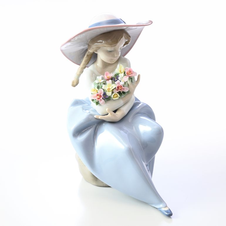 商品詳細 フルスカートを穿いてキャプリーヌ帽をかぶった少女が岩の上に座り、腕の中に抱えた花の山の香りを楽しんでいる様子です。『花の香りにつつまれて』というタイトルの陶磁器の置物です。 型番 1005862 サイズ（約） 高さ20cm 幅16cm 奥行き12cm カラー ホワイト / パープル / ベージュ / ピンク / イエロー 素材 ポーセリン 重量（約） 915g 付属品 純正BOX 生産国 スペイン 【リヤドロ商品について】 ・リヤドロ製品は全て手作業で作られております。同じシリーズであっても色合いや形状がひとつひとつ違った表情となり、掲載画像と若干違う可能性もあります。ご了承下さい。 ・並行輸入品のため、日本での保証・アフターサービスはございません。 ■カラカラ音がする ・リヤドロ作品は磁気の性質上、焼成時に必ず穴を開けます。そのかけらが中に残って固まっている場合、カラカラ音がする場合があります。不良ではございませんのでご安心ください。 ※海外からの輸送中に多少の凹みや若干の破れ、傷がある場合がございます。ご了承下さいませ。 ※入荷時期によって商品、付属品の仕様が予告なく変更となる場合がございます。 ラッピングについてはこちらをご覧ください 検索関連ワード：ブランド ブランド品 人気 新年 新生活 成人祝 バレンタインデー ホワイトデー 母の日 父の日 敬老の日 ハロウィン ハロウィーン クリスマス ギフト プレゼント 贈り物 記念品 記念日 結婚祝い 結婚記念日 引き出物 引出物 おしゃれ かわいい かっこいい ビジネス フォーマル カジュアル 男性 女性 メンズ レディース 紳士 お祝い 出産祝い 新築祝い 誕生日 退職祝い 入学祝い 卒業祝い 就職祝い 御祝い 引っ越し祝い 内祝い 上司 部下 子ども 孫 お母さん お父さん 奥さん 旦那 彼氏 彼女 息子 娘 甥 姪 親戚 家族 兄弟 親 兄 姉 弟 妹 新品関連商品はこちらリヤドロ 素敵なお花 フィギュア 人形 女性 35,800円リヤドロ 春の輝き フィギュア 人形 女性 リ83,600円リヤドロ 踊る少女 フィギュア 人形 女性 リ38,500円リヤドロ バルコニーの朝 フィギュア 人形 女158,000円リヤドロ 星の天使 フィギュア 人形 女性 女49,800円リヤドロ 花車 フィギュア 人形 男の子 リア110,000円リヤドロ 可愛いお花屋さん フィギュア 人形 198,000円リヤドロ きれいにしましょうね フィギュア 人33,000円リヤドロ 天使の願い フィギュア 人形 女性 22,000円新着商品はこちら2024/5/23スペシャルラッピング大 大きいサイズ専用 特別1,100円2024/5/23スペシャルラッピング 特別なギフトラッピング 660円2024/5/23マリメッコ marimekko 小物入れ ポー3,960円LLADRO（リヤドロ） 芸術性の高いポーセリンアートで世界中から愛されるブランド『LLADRO（リヤドロ）』。リヤドロの発祥は1953年にスペインのバレンシア近郊の街「アルマセラ」にて、ホアン、ホセ、ビセンテのリヤドロ3兄弟が窯を開いたのが始まりです。芸術性の高い作品作りは、世界で愛される磁器ブランドへと成長しました。磁器ならではの落ち着いた質感、洗練されたシルエット、豊かな表情はのリヤドロ人形はまさに芸術品という名にふさわしく、手作業が叶える美しい仕上がりが特長です。