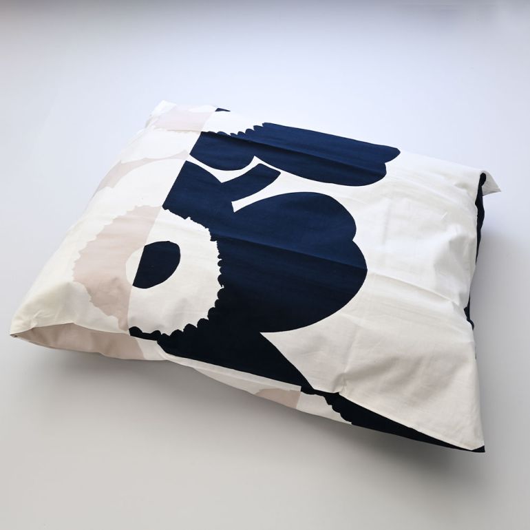 マリメッコ marimekko ピローケース 枕カバー 50×70cm Suur Unikko スーラ ウニッコ ダークブルー×オフホワイト×サンド 071110 890 メール便可275円のサムネイル
