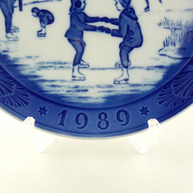 ロイヤルコペンハーゲン イヤープレート 1989年 平成元年 皿立て付き クリスマスプレート 1901089 名入れ可有料 ※名入れ別売り｜ 食器 高級 【スペシャルラッピング660円(別売り)】｜食器