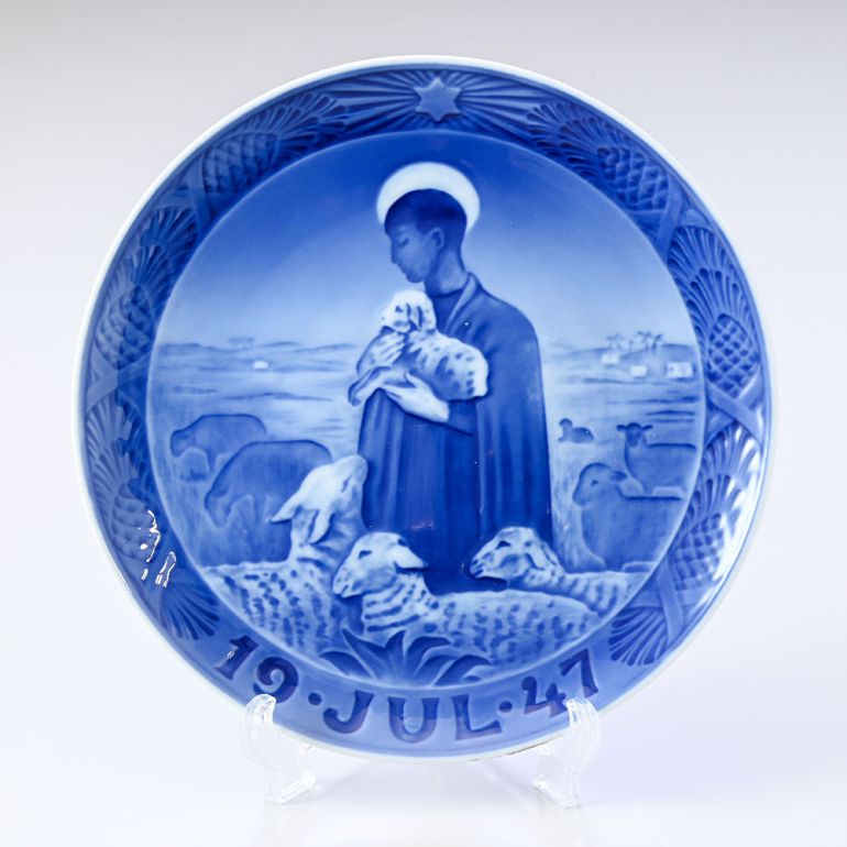 ロイヤルコペンハーゲン イヤープレート 1947年 昭和22年 皿立て付き クリスマスプレート よき羊飼い 1901047 名入れ可有料 ※名入れ別売り 【スペシャルラッピング660円(別売り)】｜食器