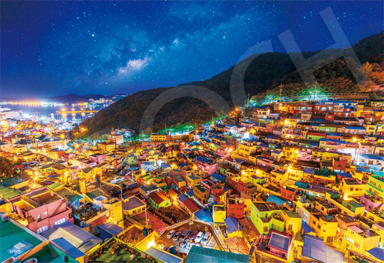 商品名甘川文化村（カムチョンムナマウル）の夜景ー韓国 ピース数300 ピースサイズ通常ピースサイズ サイズ26×38cm 品 番EPO-28-052s メーカーエポック社 商品説明世界の風景 憧れの観光地に訪れた気分にしてくれるジグソーパズルを揃えました！ カラフルな街がフォトスポットとして人気！ 韓国・甘川文化村（カムチョンムナマウル）の美しい夜景です。 写真：アフロ ※画像転用防止のため、商品画像を加工し文字を入れております。実際の絵柄には文字は含まれておりません。 補 足【ジグソーパズル】【風景】【海外風景】【アジア】【韓国】【夜景】【202510】【300-500】【色：ブルー】【色：オレンジ】