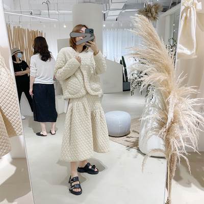 ジャケット アウター キルティング 羽織 上着 羽織 送料無料 前開き ポケット ボタン 半月型 ウェーブ レディース かわいい 大人可愛い きれいめ 上品 こなれ感 シンプル カジュアル 主役級 存在感 個性的 コーデ デート ママ お出かけ ジャケット ブラック アプリコット M