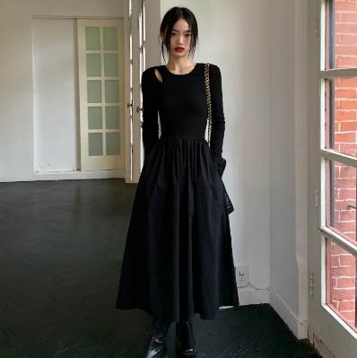 モダンでクールな雰囲気が素敵なデザインワンピースです。トップはアシンメトリーなデザインになっていて、スカート部分は違う素材での切り替えになっているため、ワントーンでも重たくなり過ぎず、個性が光る一着となっています。着丈はレギュラーと小柄な方向けのスモールからお選びいただけます。色展開 レギュラー スモールサイズ S M Lサイズ(cm)S /着丈 121.5/117.5 /バスト 66 /肩幅 34 /袖丈 60.5 /ウェスト 63M /着丈 123/119 /バスト 70 /肩幅 35 /袖丈 61.5 /ウェスト 67L /着丈 124.5/120.5 /バスト 74 /肩幅 36 /袖丈 62.5 /ウェスト 71 《商品について》※当ショップは海外からのノーブランド商品になります。海外製品のため日本製に比べ品質などが少々劣る場合がございます。糸のほつれ、多少の汚れやシミ、ファスナーが固い、デザインの若干の違いなどは不良品には該当しませんのでご了承ください。また、元々タグや選択表示がないものもございますのでご了承ください。お手持ちの携帯やPCの画面設定の影響により、実物と色味が異なって見える場合がございます。また、上記サイズも目安ですので若干異なっている場合がございます。予めご了承ください。※当ショップはお客様より注文を確認した上でメーカーに発注しておりますので返品、交換は出来かねます。ご了承下さいませ。《発送について》海外からのお取り寄せ商品のため、ご入金確認後、お届けまでに「10-24日程度」のお時間がかかります。また海外の事情などにより通常よりお時間がかかってしまう場合もございます。欠品や商品の不具合などにより、商品をお届けすることができず、ご注文をキャンセルさせていただく場合もございますのでご了承ください。※当ショップの商品はお取り寄せ商品につき、入金確認後メーカーへ発注させて頂きます。※メーカーにて在庫切れの場合は、速やかに返金させて頂きます。《返品についての特約に関する事項》ご注文確定後、発注後のキャンセルやサイズなどの内容変更は承っておりません。注文時によくご確認ください最後までご覧くださり、ありがとうございました。PT0376