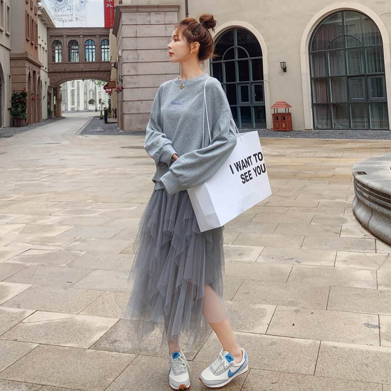 2点セット プルオーバー スカートトレーナー ゆったり 着回し ウエストマーク ハイウエスト 脚長 美脚 アシンメトリー チュール ミモレ丈 カジュアル フェミニン 長袖 ボリューム袖 透け感 シースルー ふんわり ゆったり かわいい 2点セット 灰色 ピンク 送料無料